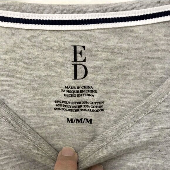 ED Ellen Degeneres Gray LS Tee With Polar Bear Holiday Graphic Size M - Picture 3 of 4